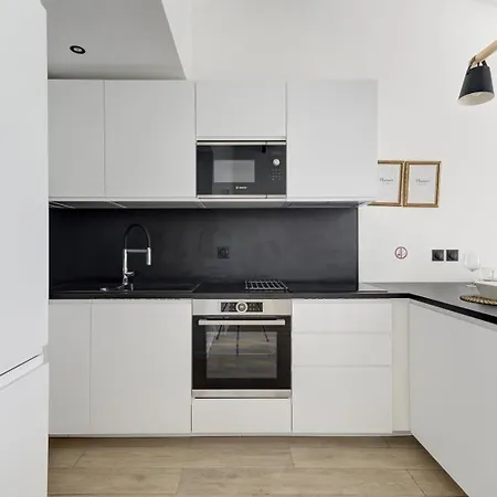 321 New Delhi - Superbe * Suresnes