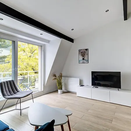 321 New Delhi - Superbe * Suresnes